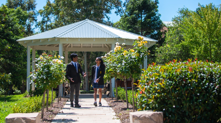 Students walking through the Alumni Garden